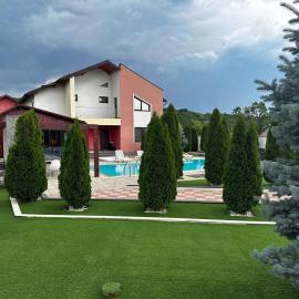 Red house pool & jacuzzi, hotel Ocniţa városában