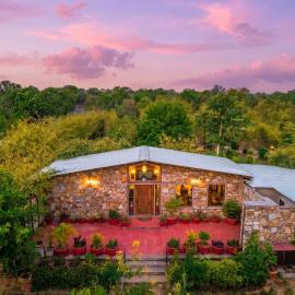 StayVista's Mulberry Tree House - Mountain View & Gazebo