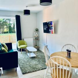 Dover Castle & Docks, Modern 2 Bedroom Apartments with private parking & castle views