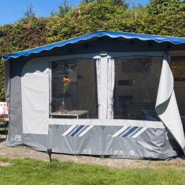 Ingerichte caravan met voortent op camping Westenenk
