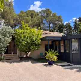 Chambres d'hôtes & Institut bien-être - Petit ParadyZen: Lacoste şehrinde bir otel