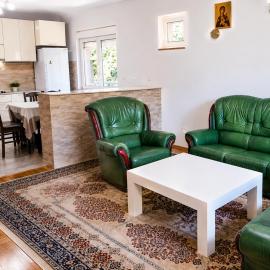 Udoban porodični apartman ViS Raška, 80m2, parking, bašta, מלון בRaška