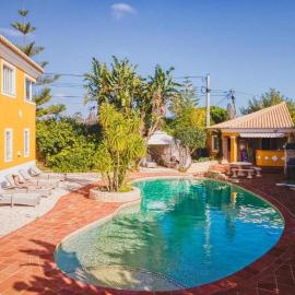 Apartment with beach access and pool sleeps 3, Hotel in Albardeira