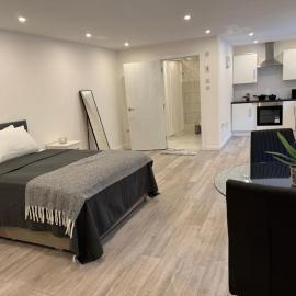 Modern Studio Flat Walk to Stations & Retail