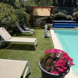 Gite climatisé avec piscine privée sur les hauteurs de Bollene, מלון בבולן
