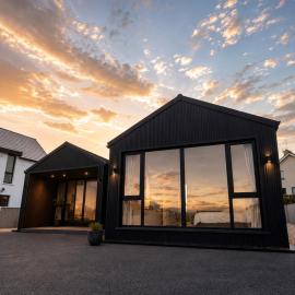 "Deerpark Villa - Sleeps 8, Views of The Rock of Cashel, Palace Hotel & outdoor Sauna!, hotel in Cashel
