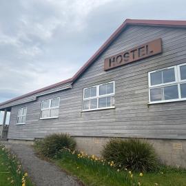 The Lazy Crofter Bunkhouse at Mackay's, מלון בדירנס