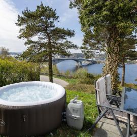 Villa nær dyreparken og sentrum med jacuzzi