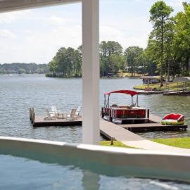 Lake Oconee Lakefront Home with Dock Swim Spa and Golf Sim, hotel a Eatonton
