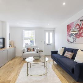 Stylish Two Bed Cheltenham Retreat with Hot Tub