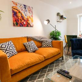 Spacious 2 Bedroom Balcony Flat with Parking and Fast WiFi, hotel em Cranfield