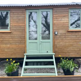 Cosy Shepherd Huts and Cabin near Newborough, Anglesey, hotel v destinácii Gaerwen