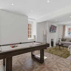 Sleeps 7, 5 beds sofa bed, parking, pool table, Full kitchen, Games, King beds