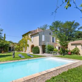 Viesnīca Mas provençal - Retrouvailles en famille ou entre amis - Piscine privée - 3 suites - Espace pétanque - Parking privé gratuit pilsētā Bédarrides