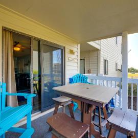 Emerald Isle Resort-Style Condo: Walk to Beaches!, hotel in Emerald Isle