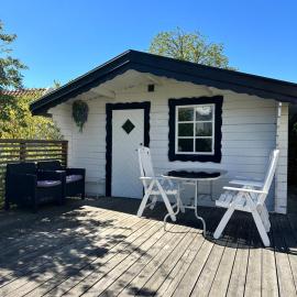 Mysig stuga i lugnt villaområde med eget badrum och kök i huvudbyggnadens källare