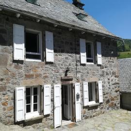 Maison typique auvergnate, hotel in Saint-Jacques-des-Blats