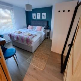 Cosy guest room in a family home with private bathroom and free parking