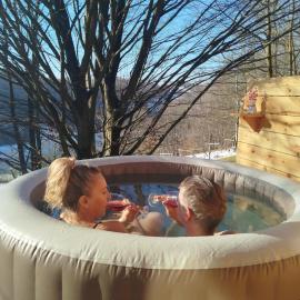 Glamping Kr'Bee، فندق في Mala Nedelja