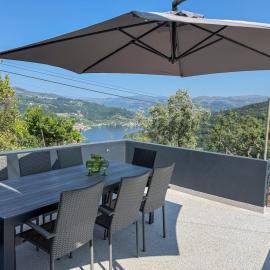 House overlooking the Douro-Casa das Almas