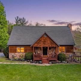 Mountain Retreat w Hot Tub Grill Deck & More, hotel a Berkeley Springs