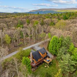 Mountain Retreat w Hot Tub Grill Deck & More, viešbutis mieste Berkli Springsas