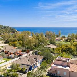 Villa 100 meters from the beach with hot tub
