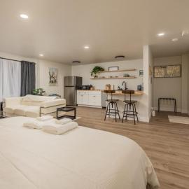 Modern Studio Conveniently Located in the Center of Downtown