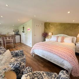 Wild Meadow Cottage - Countryside Views and King Bed, hotel in Maybole