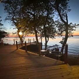 Sunset Beach View on Otter Tail Lake، فندق في Ottertail