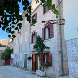 Apartments Serenity Now!, hotel di Vis