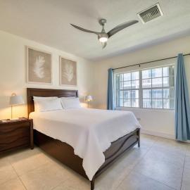 2BR 2BA Peaceful Retreat, Relaxing Patio, Walk to Beach