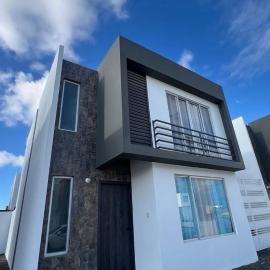 Casa en Manta, a pocos minutos de la playa y del aeropuerto, hotel a Manta