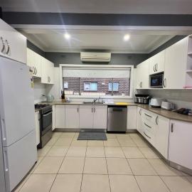 comfortable 3BR Near Parramatta Parking AC, hotel a Holroyd