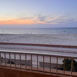 Beachfront Villa Sea View First Row, hotel u gradu Dawwār ‘Abd Allāh