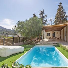 Seaside Breeze Villa - Beachfront, Private Pool, BBQ