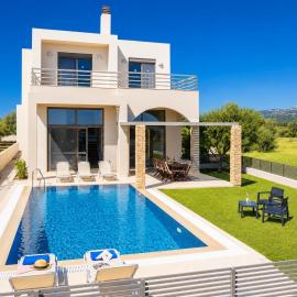 Villa Blue Wave Tria, hotel a Yennádhion