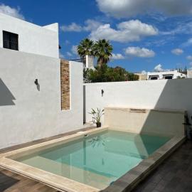 Grande y cómoda casa con piscina y terraza, hotel em Caucel
