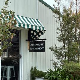 MOWA Art House Apartment, hotel in Huonville