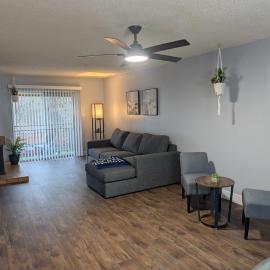 Entire One Bedroom Condo with AC, Wifi, & Pool, Hotel in San Antonio