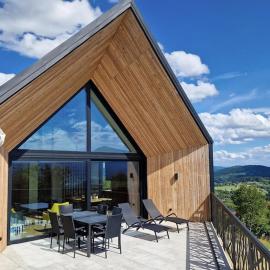 House with a garden and a view of the mountains, Hotel in Dejówka