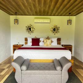 Romantic Arenal Escape Jacuzzi & King Bed Villa Luna 3