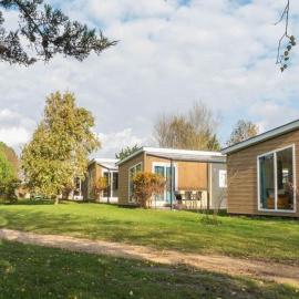 Cozy Chalet at Holiday park Fort den Haak, hotel in Vrouwenpolder
