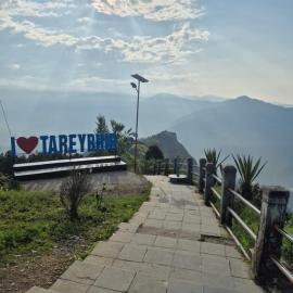 Aadharjun Homestay، فندق في Chidām