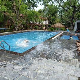 Chitwan Tiger Camp, hotel Saurahában