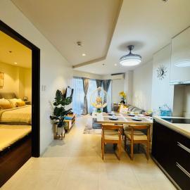 Monaliza 1BR Suite with Balcony & Living Room in Tambuli Seaside Resort, hotel v destinaci Maribago