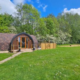 Yorkshire Wolds Luxury Glamping Pod - Yapham Holds Farmhouse, hotel in Pocklington