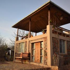 Rustic house near Tsavo - wildlife & sunsets, hotelli kohteessa Mtito Andei