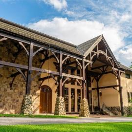 山あいの静かなログハウス Quiet Mountain Log House with Indoor Hot Spring Bath, hotel v destinácii Gujo