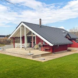 Beautiful Home In Juelsminde With Wifi